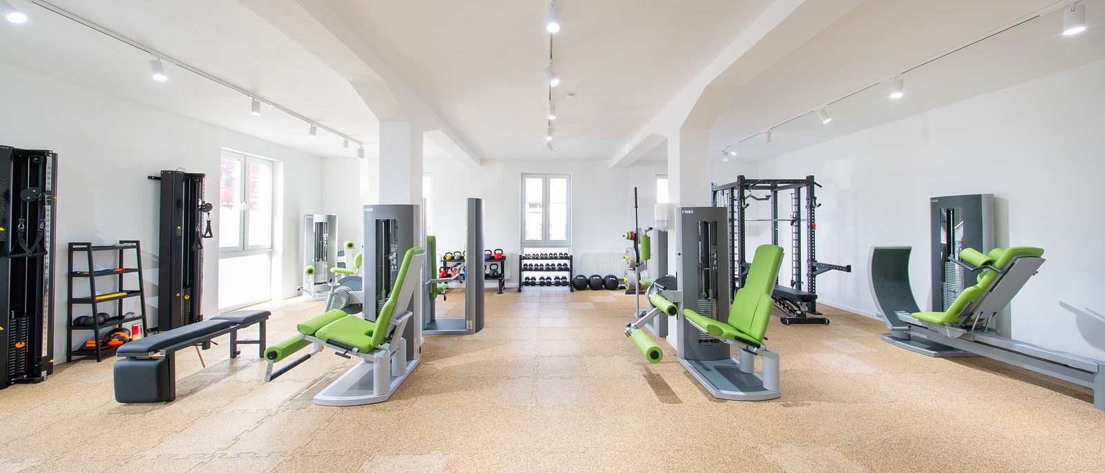 Trainingsfläche von THERA Leichlingen mit Therapiegeräten, Kabelzügen und Freihantelbereich